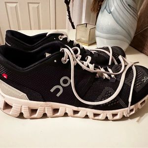 On cloud running shoe sneaker size 7 black cream